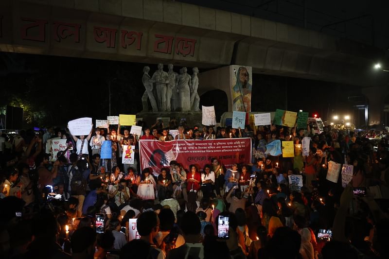 ধর্ষণের শিকার নারীদের স্মরণে প্রজ্বলিত মোমবাতি হাতে এক মিনিট নীরবতা পালন। ঢাকা বিশ্ববিদ্যালয় ক্যাম্পাসের সন্ত্রাসবিরোধী রাজু ভাস্কর্যের পাদদেশে ‘মেয়েরা রাত দখল করো’ কর্মসূচিতে, ১৬ আগস্ট ২০২৪